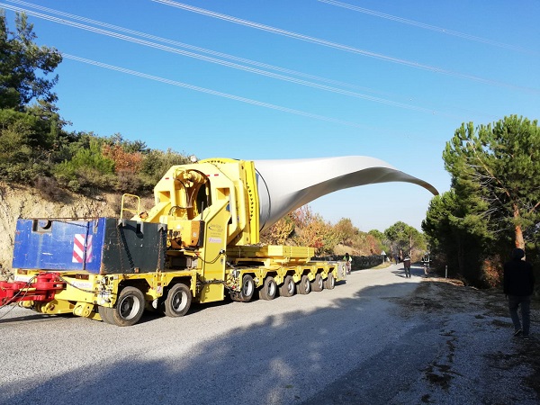 Rüzgar türbinlerinin dev kanatların dağlık arazide taşınması için çözüm geliştirildi